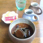 レストランマンダラ - 2015/7　アイスコーヒー。水ではなくコーヒーの氷なので融けても薄まらないのが大変ありがたい。おまけのお菓子付なのも嬉しい