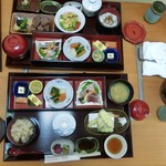 グラーヴ和室 - 料理写真:叔母の「ステーキ御膳・松」6,600円(向う側)と、私のランチ限定「四季彩游膳」2,000円(手前)