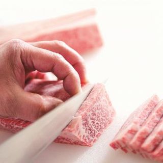 こだわりの肉を丁寧に下準備