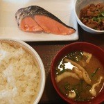 Sukiya Hyakukyujuichigo Masuda Ten - 鮭朝食390円+牛小鉢110円=500円。（真上からの写真）