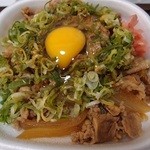 Sukiya Naha Makabi Ten - 
                      牛丼中盛弁当（４１０円）に、ねぎ玉（１３０円）トッピング