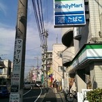 FamilyMart Inadazutsumi Ekimaeten - 30mほど先にライバル店のスリーエフが見える