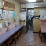 めん処 みやち - カウンター席のみの店内