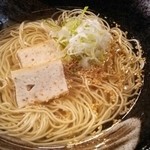 Noda T Tei. - 鯛骨麺650円、自家製蒲鉾がのっている