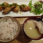 FISH&FISH - ◆日替わりランチ（900円：外税）・・お刺身以外の4種類から選べます。ご飯・お味噌汁・サラダバーが付きます。
＊メインは、羽カツオのから揚げ、葱味噌バターをチョイス。