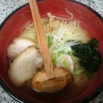 Toku Chan - 和風ラーメン(580円)2016.1・・・麺が改善されてた！超極細縮れ麺でも、しっかりコシがあってアシが長い。
                        食感が気持ちが良かった＾＾
                        相変わらず、スープは、鰹出汁の塩スープで淡麗で旨い！