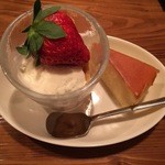 Foyer - デザートはチーズケーキとバニラアイスの苺添え！