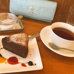 kokoroni cafe - デザートセットにガトーショコラ♡♡
      少し小さめの可愛いサイズ感ʚ♡ɞ
      ランチで結構お腹膨れてたからちょうど良かった
      美味しすぎた(*´³`*)♥︎