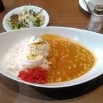 倉式珈琲店 - 玉子カレー。上に浮いているのは揚げ玉です。