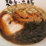 Menya Haiton - しょうゆとんこつ630円  1番デフォルトなラーメンにも あの超分厚いチャーシュー1枚入り！ ワカメは万楽系の証！