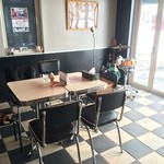 Flamingo Cafe - 【2016年02月】店内奥のエリア、陽光と床の色合いとインテリアが素敵な調和をしてます。