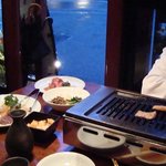 Kuroge Wagyu Yakiniku Sahara - 雨上がりに開け放されたドアごしの席