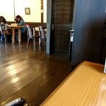 Machiya Cafe - 入って右側と左側にテーブル。正面がカウンター