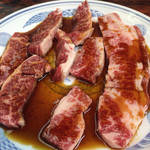 焼肉 高さん - 見よ！このサシを！バラとハラミ各一人前。少し食べたあとなので一人前はもう少しあります。