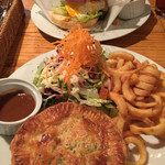 THE RED ROCK - ハンバーガーとミートパイ。山盛りのフライドポテト
                        