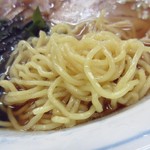 一番 - 麺は中細、透明観あり、