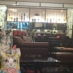 カフェ・シャトンルージュ - シックな店内にヒグチユウコさんの猫クッション