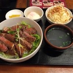 Sumibi Yakiniku Yasubee - サーロインステーキ丼。スープ、サラダ付き(^-^)/