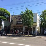 たいやき工房 - 【2016年05月】店舗外観、お隣のクレープやさんも含め人気のお店です。