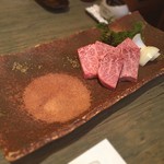 炭火焼肉 池田 - 特選黒毛 厚切りカット¥2900
            
            横の謎のスペースはなんだろう…
            味はとっても美味しい！