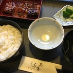 Unagi no Yamagen Kajiya Ten - 鰻重（竹）肝入り吸い物付　2440円
                      （※写真の真ん中のお椀は子どもの取り分け用のお椀です）