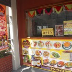 NAMASTE　TAJ - お店の入口。駅からも近くわかりやすく静かな場所。