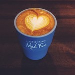 High-Five COFFEE STAND - カフェラテ。オリジナルのウォールマグデミタも販売しております！(蓋付き)