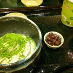 Osada En Honten - ソフトクリームに小豆をのせてお抹茶をかけます♪