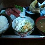 Ninjin Tei - 刺身定食（マグロ＋肉炒め＋おしんこ＋サラダ＋味噌汁）バナナも付けてくれました