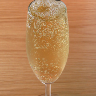 ``Sparkling wine'' poured to overflowing