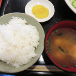 Asahiya - 定食なので、ご飯とお味噌汁とお漬物が付いております。
                        