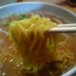 Menya Yukikaze Susukino Ten - 麺は札幌のらーめんに多い、黄色い縮れ麺