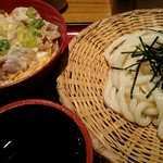 Kineya Shinjuku Daichiseimei Biru Ten - 親子丼セットのランチ、900円。