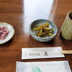 Teuchi Soba Shin - 手打蕎麦 眞（お通しのような小皿：右は薩摩芋の茎の煮付け 左は落花生のお菓子）