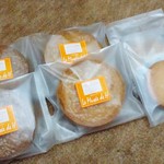 Patisserie Le Musee de H - 左端がガレットアマンド、中央がガレットノア、右がシナモンクッキー
                        美味しかったです！！