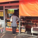 Tori Bun - パックにしたものも並んでますが店頭で揚げたてもお願いできます。