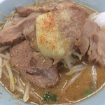 Kurumaya Ramen Iwate Shiwa Ten - 一番人気メニュー、味噌チャーシュー ニンニクマシ