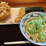 Marugame Seimen Mirai Nagasaki Kokooku Ten - ぶっかけ（冷）並と野菜かき揚げ（連れのかしわ天も写っています）