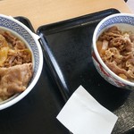 Yoshinoya Shizuoka Senagawa Ten - 左：あたまの大盛り
                      右：普通の並盛