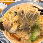 Ringer Hut Kumamoto Honsho Ten - 麺は中太のちゃんぽん麺