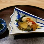 Kanzan - 先附①：鮑のやわらか煮の酢の物　赤水菜、小蕪、金時人参 先附②：小鉢　菊菜と蟹のお浸し