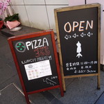 PIZZA365 - 1階階段登り口の看板