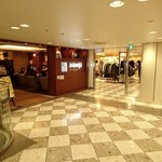 Ueshima Coffee Ten Hankyu Sanbangai Ten - 阪急三番街の中にあります（外観）