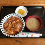 豚丼 とんじゃく - 豚丼、650円です。