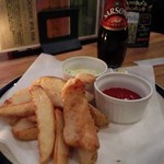 KENNY’s - フイッシュ&チップス　だいぶ食べてしまったあとですが。タルタルとモルトビネガーうまい。