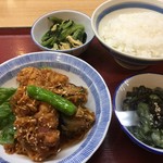 Matsushiro Shokudo - ご飯、油淋鶏+揚げナス、きゅうりとわかめの三杯酢、ホウレンソウと揚げの煮物