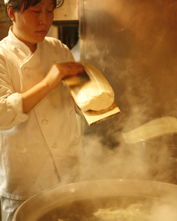 Xi'an Toushomen Shuro Kanda Ten - 気さくな女性で一級麺点師の黄さん！１分間に１００本削ります！