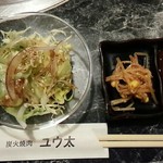 Sumibi Yakiniku Yuta - セットのサラダ、キムチ&ナムル