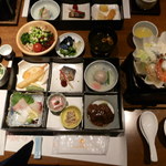 Hotel Solage - 夜の箱膳、サラダとご飯、汁物はセルフで取ってきます