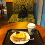 Starbucks Coffee Yokohama Moazu Ten - ソファーで、ケーキとカフェオレ。